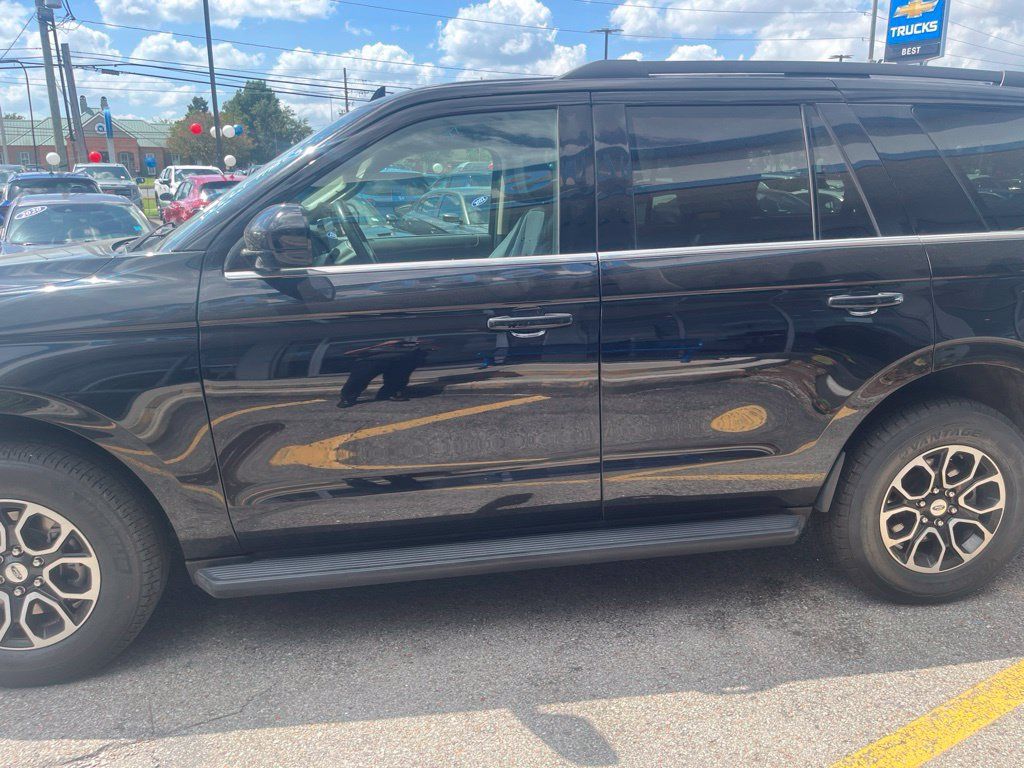 Used 2024 Ford Expedition XLT RWD image 2