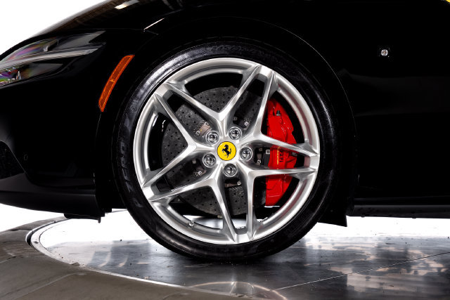 Certified 2025 Ferrari Roma Spider RWD image 17