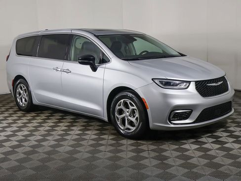 Used 2024 Chrysler Pacifica Limited FWD image 2