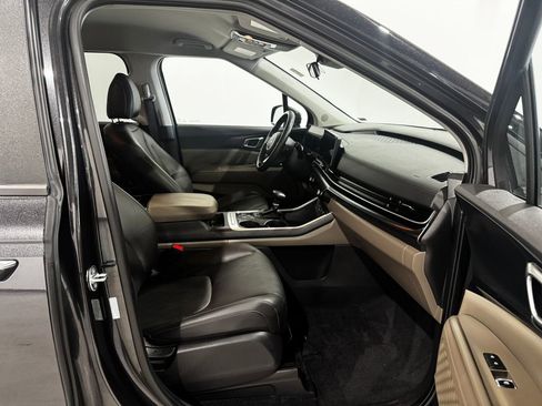 Used 2025 Kia Carnival FWD image 24