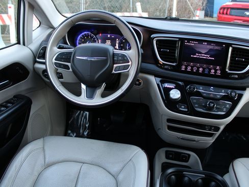 Used 2020 Chrysler Pacifica Limited image 9