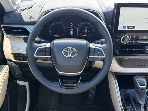 Certified 2025 Toyota Highlander Limited FWD image 29