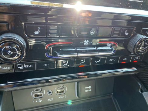 New 2025 Jeep Grand Cherokee Altitude image 13