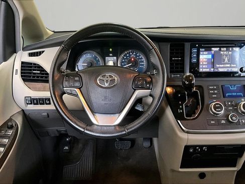 Used 2017 Toyota Sienna XLE w/ XLE Navigation Package FWD image 8