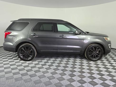Used 2017 Ford Explorer XLT w/ Equipment Group 202A FWD image 8
