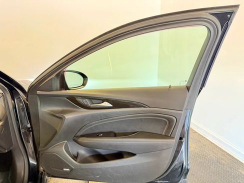Used 2018 Buick Regal Essence w/ Driver Confidence Package #1 AWD/4WD image 27