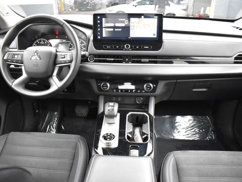Used 2025 Mitsubishi Outlander AWD image 15