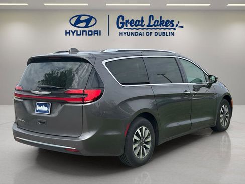 Used 2021 Chrysler Pacifica Touring-L FWD image 4