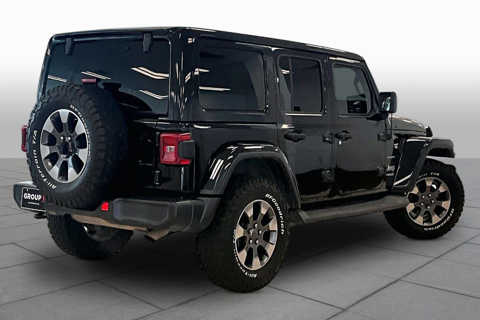 Used 2018 Jeep Wrangler Unlimited Sahara w/ Safety Group AWD/4WD image 11