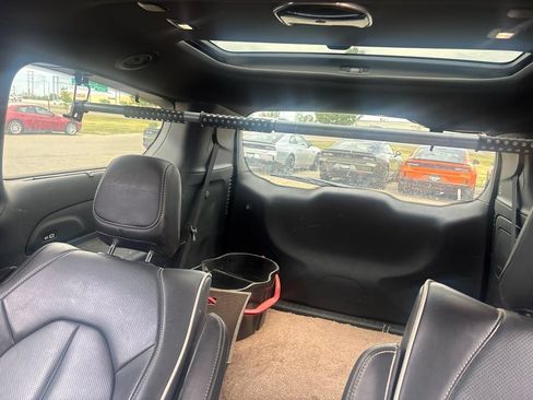 Used 2021 Chrysler Pacifica Limited w/ Uconnect Theater Family Group FWD image 20