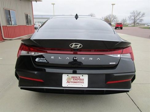 Used 2025 Hyundai Elantra Limited FWD image 8