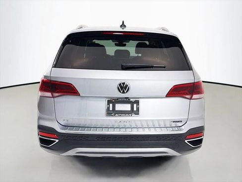 Used 2023 Volkswagen Taos SE w/ Panoramic Sunroof Package AWD/4WD image 6