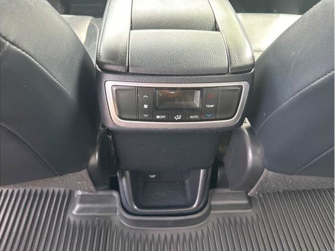 Used 2018 Toyota Highlander XLE AWD/4WD image 19
