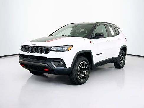 Used 2025 Jeep Compass Trailhawk AWD/4WD image 3