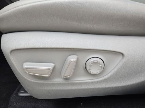Used 2021 Toyota Highlander XLE FWD image 16