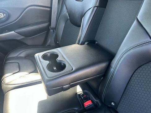 Used 2019 Jeep Cherokee Latitude Plus w/ Comfort/Convenience Group AWD/4WD image 20