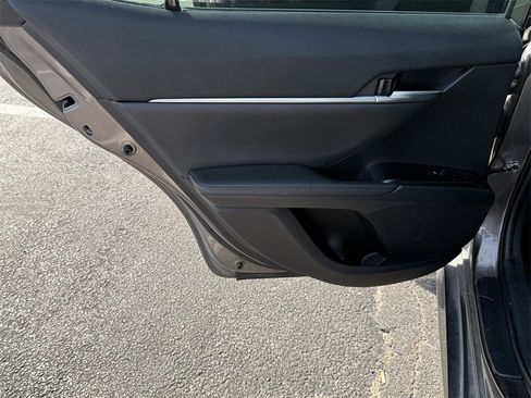 Used 2020 Toyota Camry XLE image 21