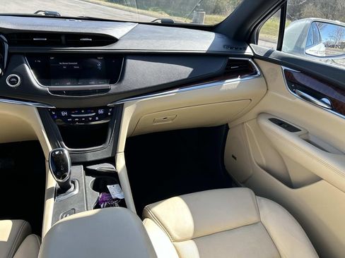 Used 2017 Cadillac XT5 Premium Luxury FWD image 18