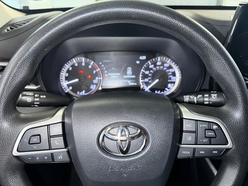 Used 2023 Toyota Highlander L FWD image 9