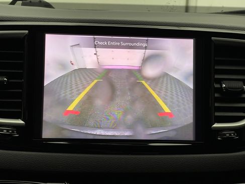 Used 2022 Chrysler Pacifica Touring-L FWD image 4