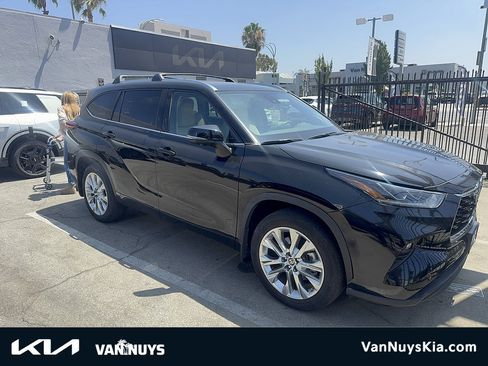 Used 2023 Toyota Highlander Limited FWD image 1