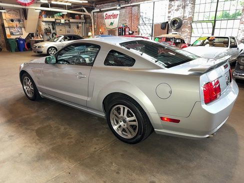 Used 2005 Ford Mustang GT RWD image 4