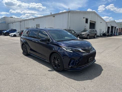 Used 2022 Toyota Sienna XSE FWD image 3