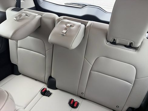 Used 2025 Nissan Pathfinder SL FWD image 31