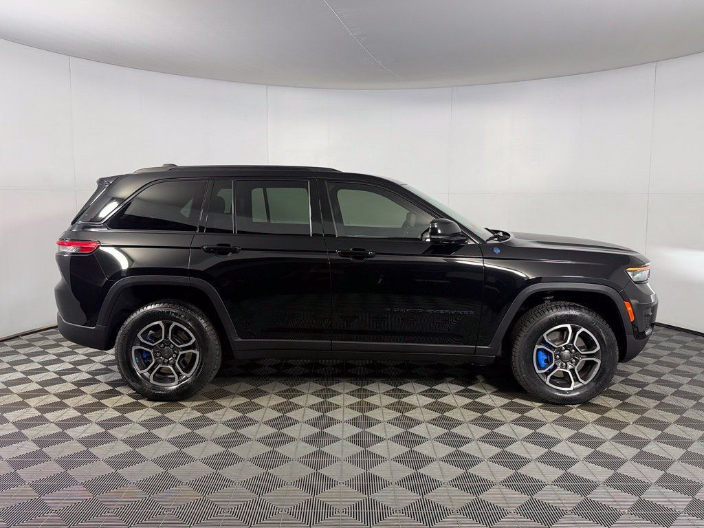 Used 2022 Jeep Grand Cherokee Trailhawk w/ Advanced Protech Group II AWD/4WD image 6