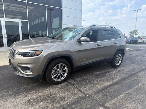 Used 2019 Jeep Cherokee Latitude Plus w/ Comfort/Convenience Group FWD image 2