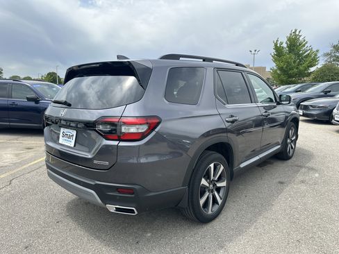 Used 2023 Honda Pilot Touring image 4