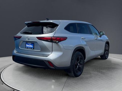 Used 2023 Toyota Highlander LE AWD/4WD image 5