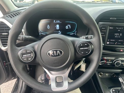 Used 2025 Kia Soul LX w/ LX Technology Package FWD image 17