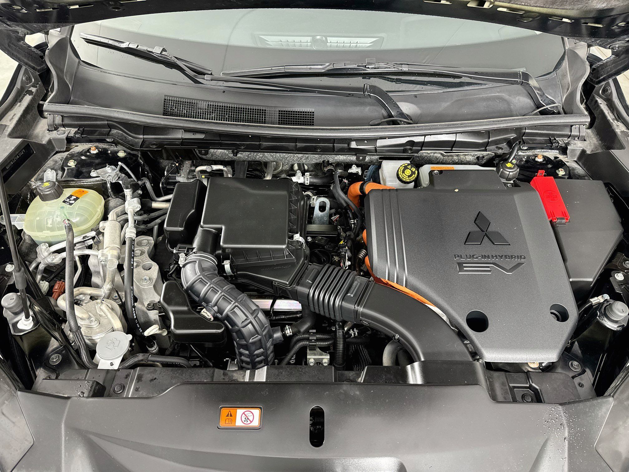 Used 2025 Mitsubishi Outlander 4WD Plug-In Hybrid image 32