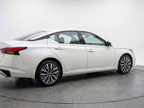 Used 2025 Nissan Altima 2.5 SV image 9