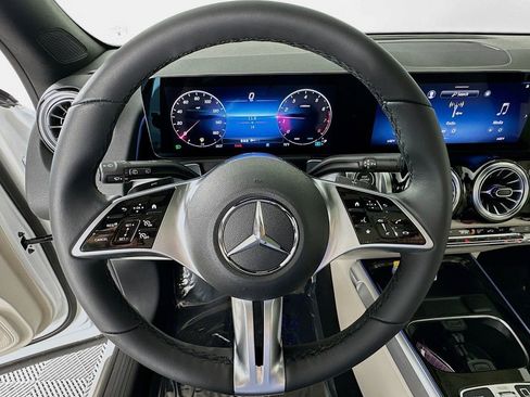 Used 2026 Mercedes-Benz GLB 250 image 11