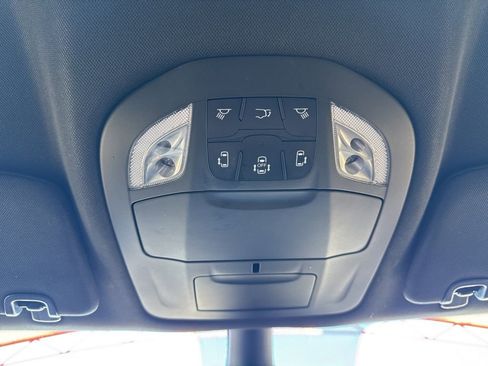 Used 2025 Chrysler Pacifica Select image 18