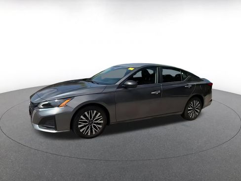 Used 2025 Nissan Altima 2.5 SV FWD image 6