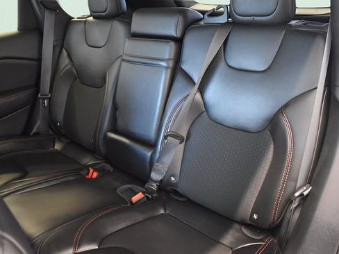 Used 2019 Jeep Cherokee Trailhawk AWD/4WD image 7