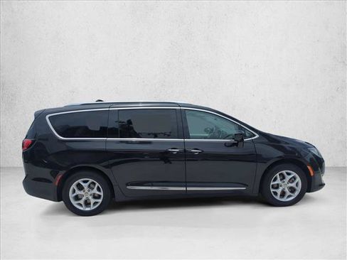 Used 2018 Chrysler Pacifica Touring-L w/ Advanced Safetytec Group FWD image 4