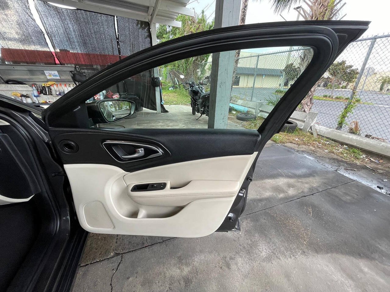 Used 2017 Chrysler 200 Limited Platinum w/ Comfort & Convenience Group FWD image 3