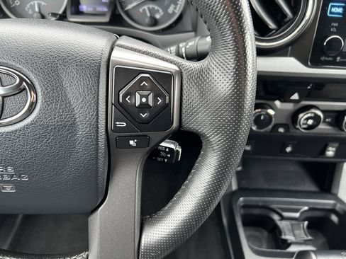 Used 2016 Toyota Tacoma TRD Sport w/ Towing Package image 28