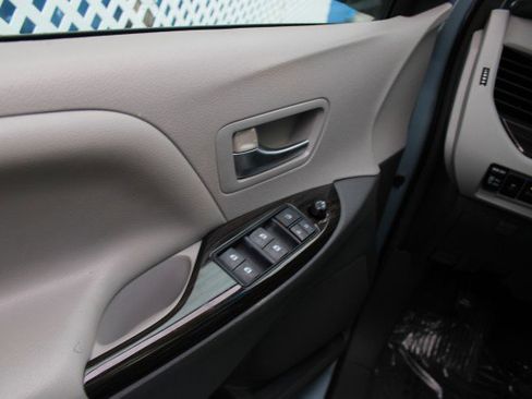 Used 2015 Toyota Sienna XLE Premium image 25