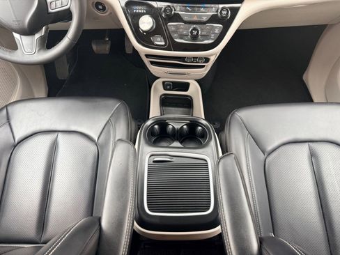 Used 2023 Chrysler Pacifica Touring-L image 24