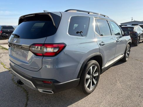 Used 2025 Honda Pilot Touring image 6
