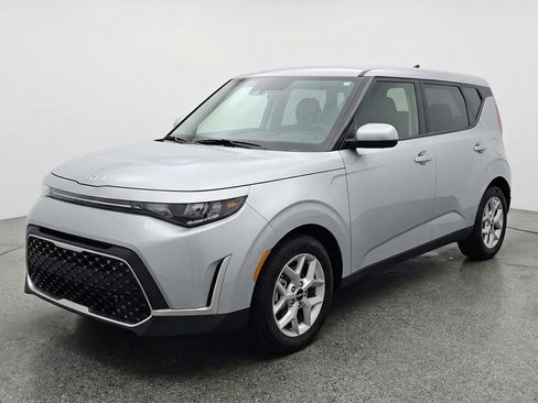 Used 2025 Kia Soul LX w/ LX Technology Package FWD image 3