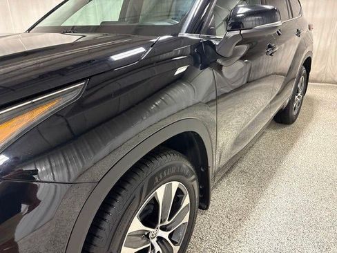 Used 2021 Toyota Highlander XLE AWD/4WD image 12