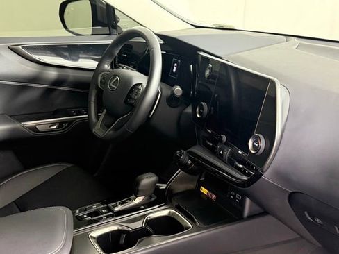 Used 2025 Lexus NX 250 FWD w/ Towing Package (2000 Lbs) image 34