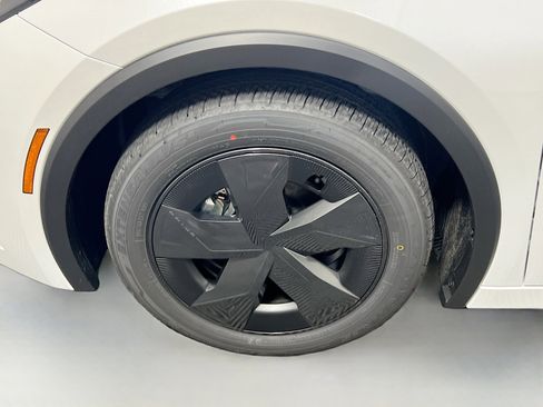 Used 2025 Toyota Prius LE FWD image 13
