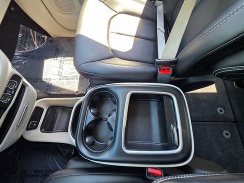 Used 2024 Chrysler Pacifica Touring-L FWD image 20